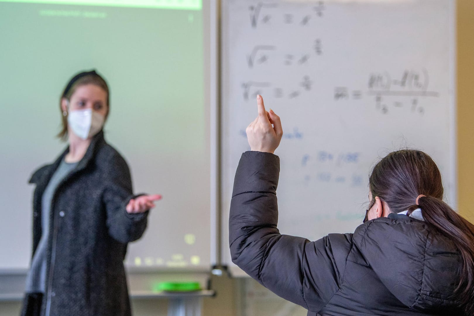 Unterricht in Winterjacke (Symbolbild): Während bei Abiturienten Abstandsregeln und Masken gut eingehalten werden können, sieht das bei Kleinkindern ganz anders aus. Darum kämpfen Kölner Eltern nun für Luftfilter.