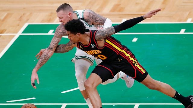 Daniel Theis (l) von den Boston Celtics kam auf 14 Punkte.