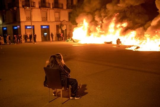 Brennende Barrikaden in Barcelona.