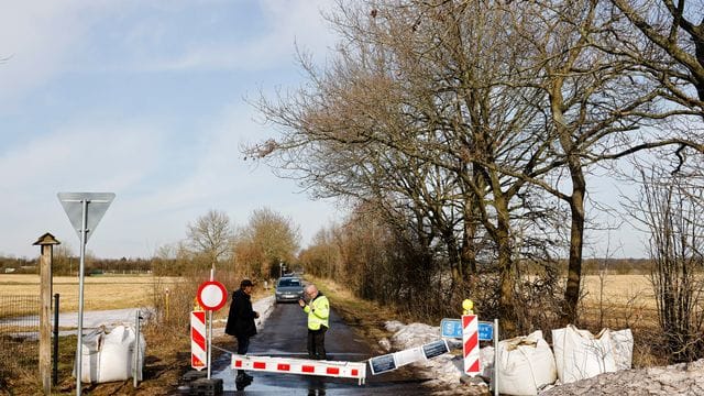 Polizei an einer Absperrung. Polizei an einer Absperrung.