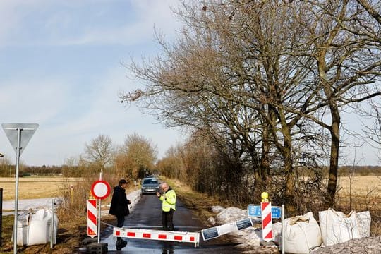Polizei an einer Absperrung.