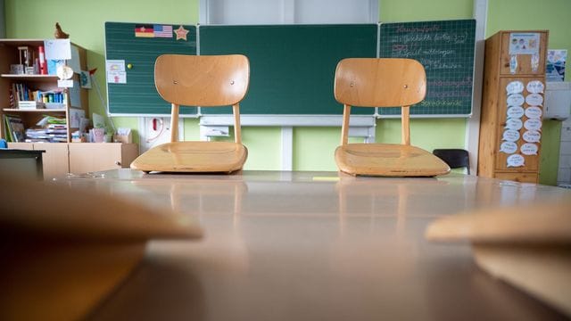 Ein leeres Klassenzimmer an einer Grundschule.