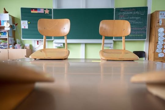 Ein leeres Klassenzimmer an einer Grundschule.