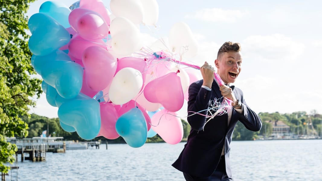 Ulrick Knieknecht mit Ballons an der Spree: Gerade hat der Hochzeitsplaner wenig Grund zur Freude.