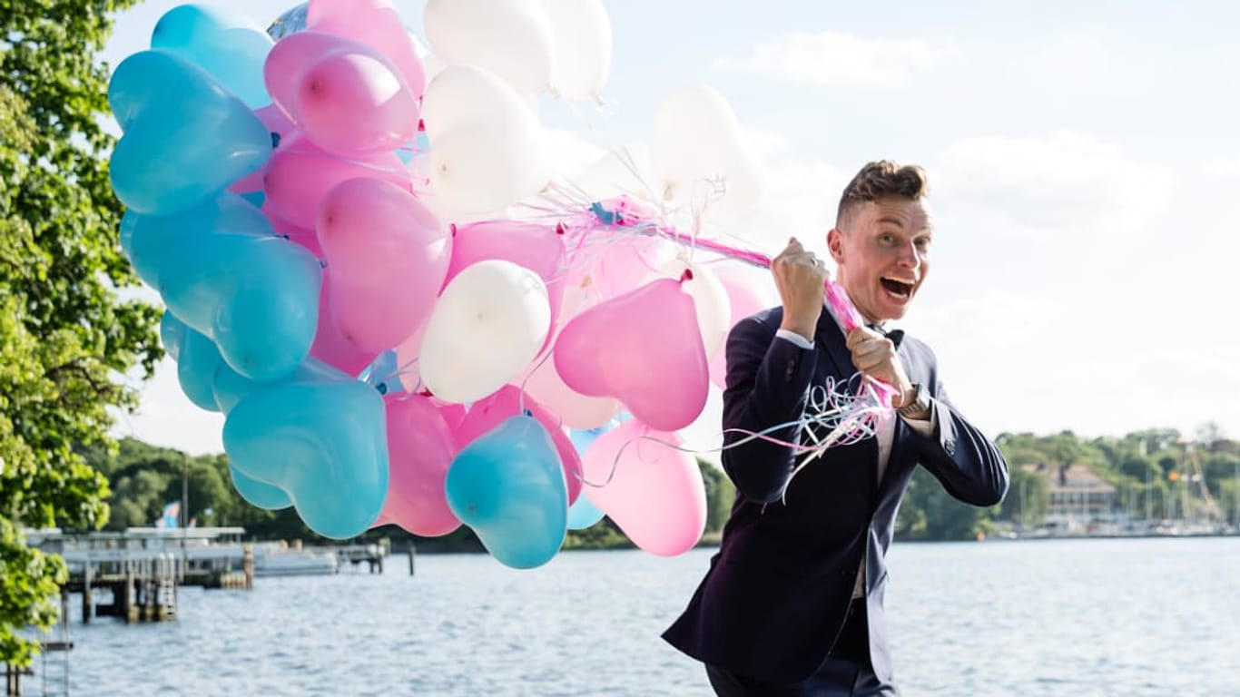 Ulrick Knieknecht mit Ballons an der Spree: Gerade hat der Hochzeitsplaner wenig Grund zur Freude.