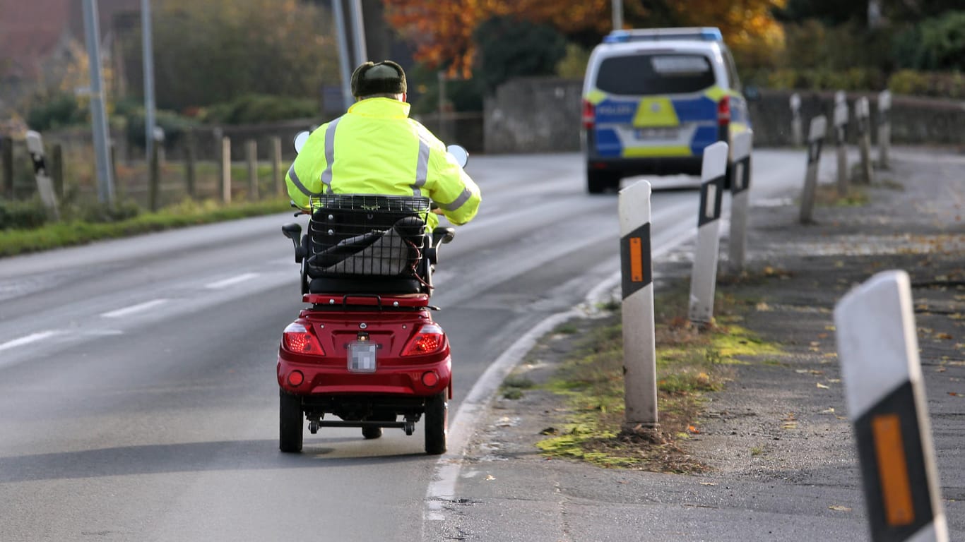 Senior auf einem Elektromobil (Symbolbild): Ein Mann in NRW stürzte mit dem schweren Gerät und wurde darunter begraben.