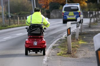 Senior auf einem Elektromobil (Symbolbild): Ein Mann in NRW stürzte mit dem schweren Gerät und wurde darunter begraben.