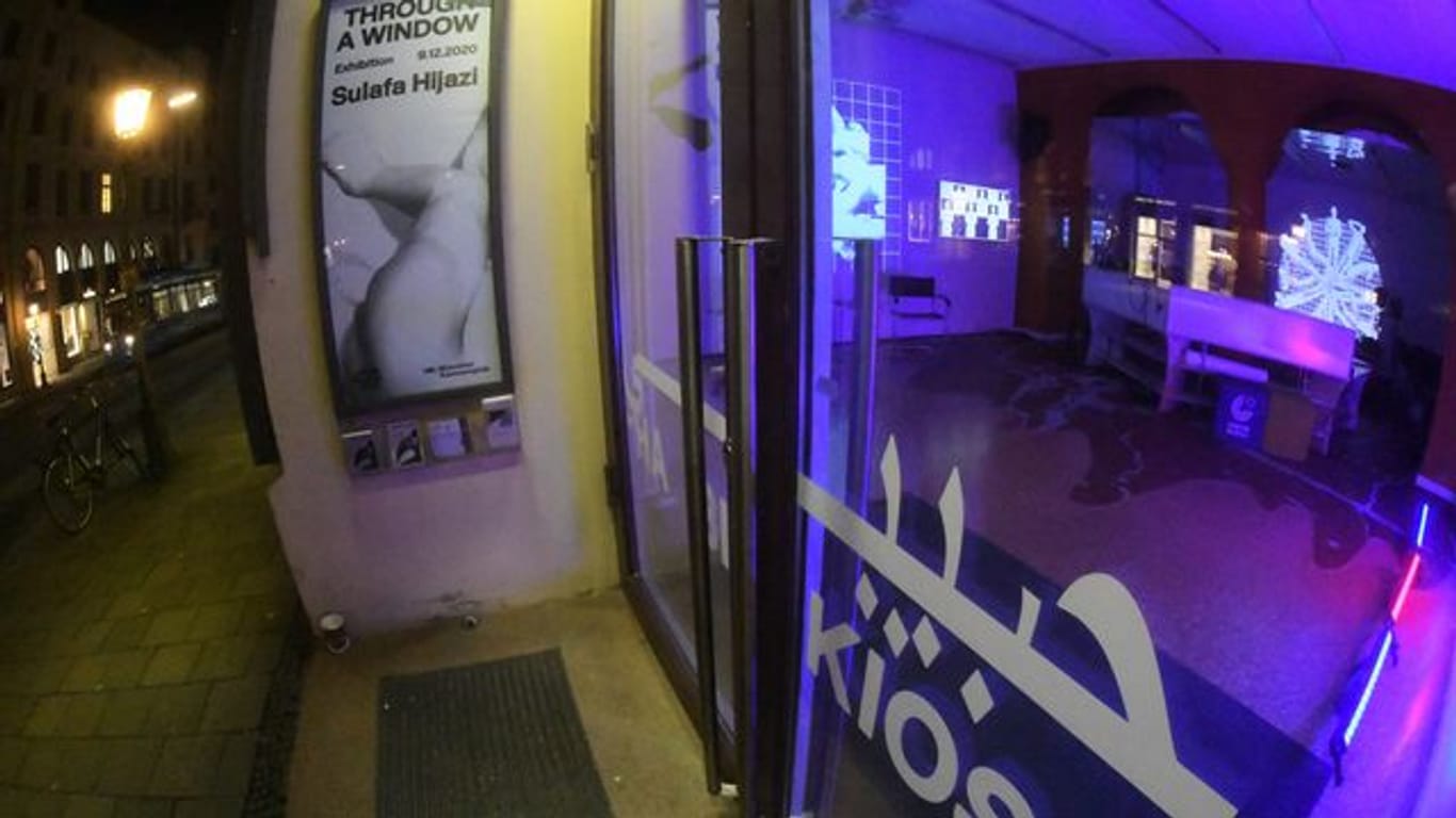 In blauem Licht leuchtet der Innenraum des Habibi Kiosk: Die Münchner Kammerspiele haben dort einen Ausstellungsraum installiert.
