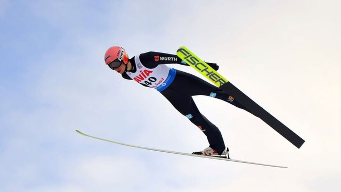 Das deutsche Skisprung-Mixed-Team um Karl Geiger kam in Rumänien auf Rang fünf.