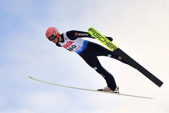 Das deutsche Skisprung-Mixed-Team um Karl Geiger kam in Rumänien auf Rang fünf.