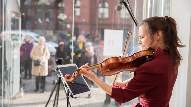 Johanna Staemmler, Violinistin und Initiatorin der "Window Concerts", bei einem Auftritt im Schaufenster einer Berliner Galerie. Johanna Staemmler, Violinistin und Initiatorin der "Window Concerts", bei einem Auftritt im Schaufenster einer Berliner Galerie.