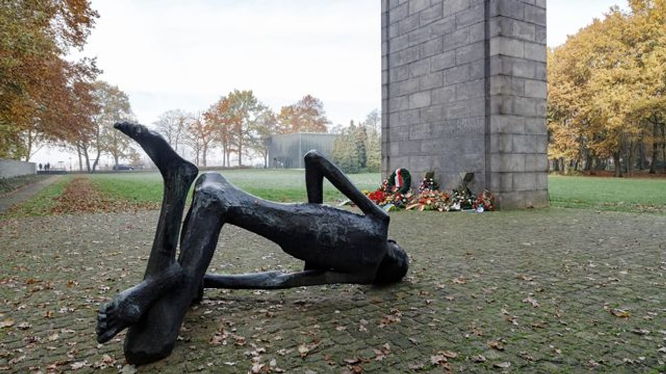Das Internationale Mahnmal auf dem Gelände des ehemaligen Konzentrationslagers Neuengamme mit der Skulptur "Le Déporté" von Françoise Salmon.