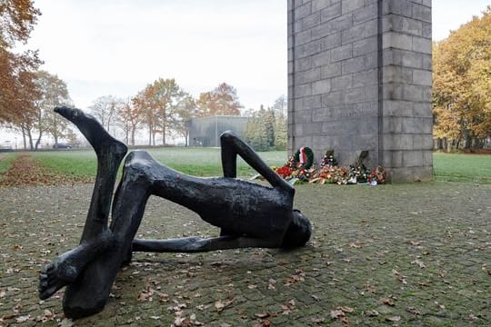 Das Internationale Mahnmal auf dem Gelände des ehemaligen Konzentrationslagers Neuengamme mit der Skulptur "Le Déporté" von Françoise Salmon.