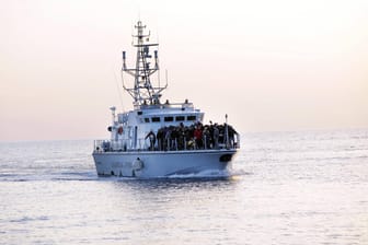 Boot der italienischen Küstenwache (Archivbild): Rund 50 Menschen kenterten am Freitag, die Küstenwache nahm sie auf.