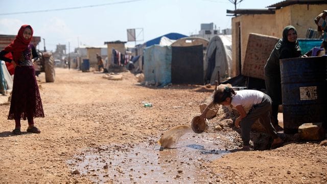 Frauen in einem großen Flüchtlingslager in Idlib auf der syrischen Seite der Grenze zur Türkei.