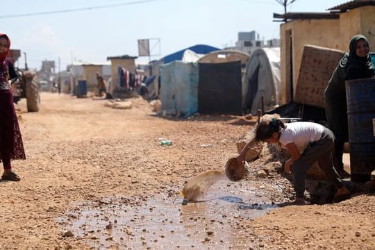 Frauen in einem großen Flüchtlingslager in Idlib auf der syrischen Seite der Grenze zur Türkei.