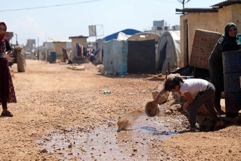 Frauen in einem großen Flüchtlingslager in Idlib auf der syrischen Seite der Grenze zur Türkei.