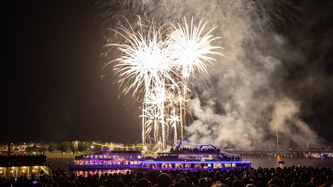 Feuerwerk ist beim Japan-Tag in Düsseldorf im Jahr 2019 zu sehen (Archivbild): Die beliebte Veranstaltung fällt auch dieses Jahr wegen Corona aus.