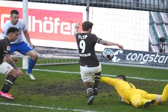 Guido Burgstaller (M.): Der Pauli-Angreifer erzielte gegen Darmstadt zwei Tore.