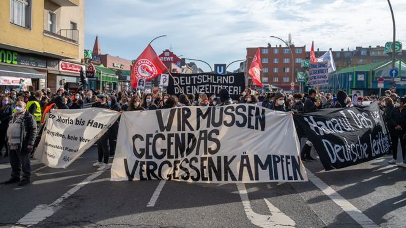 Die Demo zum Gedenken an die Opfer des rechtsextremistischen Anschlags am 19.2.2020 in Hanau: In Berlin haben Tausende Menschen an der Demo teilgenommen.