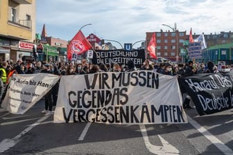 Die Demo zum Gedenken an die Opfer des rechtsextremistischen Anschlags am 19.2.2020 in Hanau: In Berlin haben Tausende Menschen an der Demo teilgenommen.