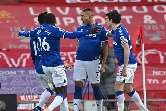 Evertons Richarlison (M) feiert den ersten Treffer seiner Mannschaft.