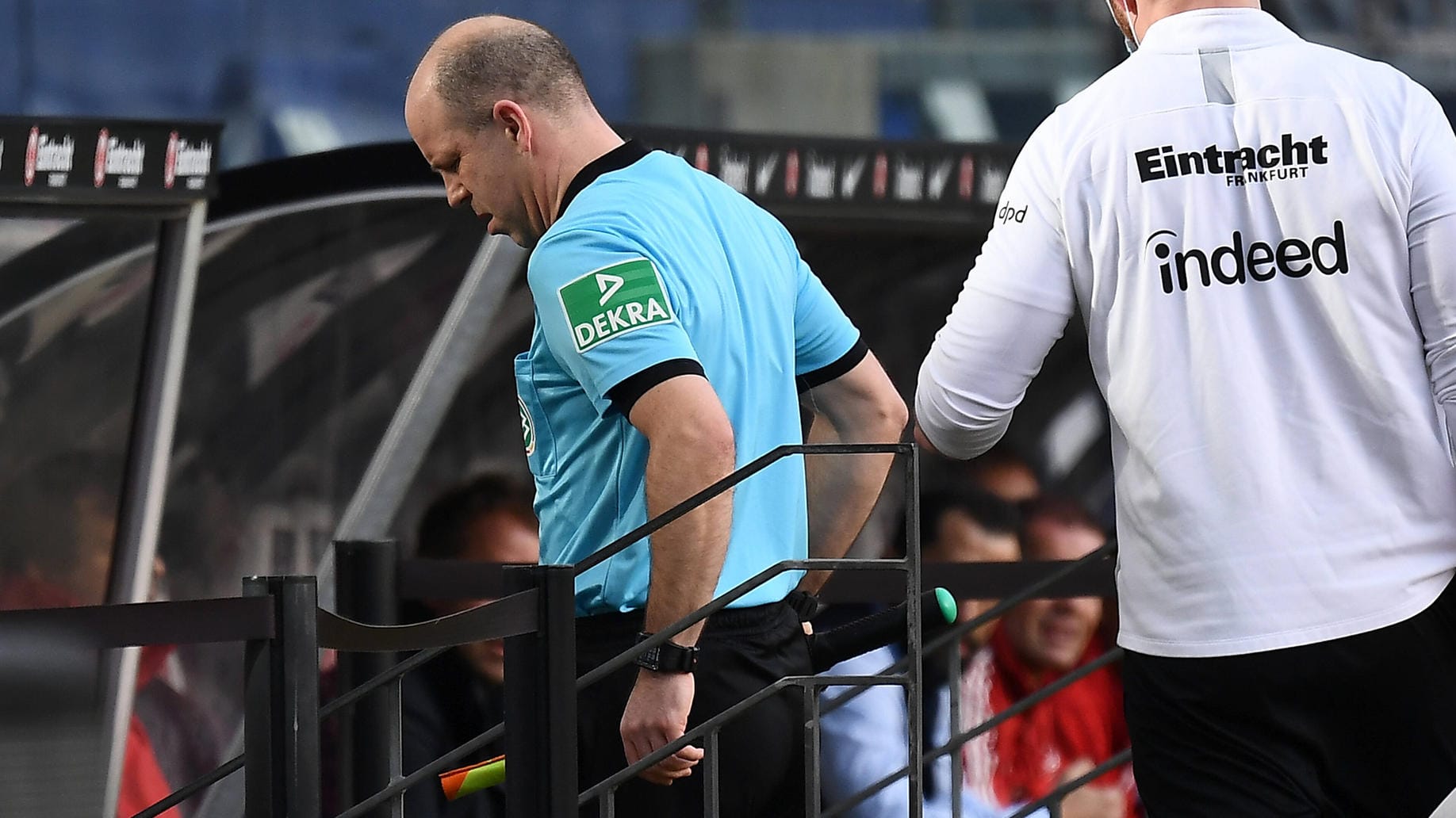 Früh Schluss: Schiedsrichter-Assistent Mike Pickel verlässt verletzt den Platz in Frankfurt. Früh Schluss: Schiedsrichter-Assistent Mike Pickel verlässt verletzt den Platz in Frankfurt.