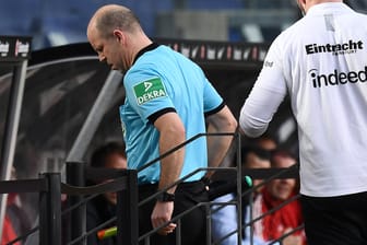 Früh Schluss: Schiedsrichter-Assistent Mike Pickel verlässt verletzt den Platz in Frankfurt.