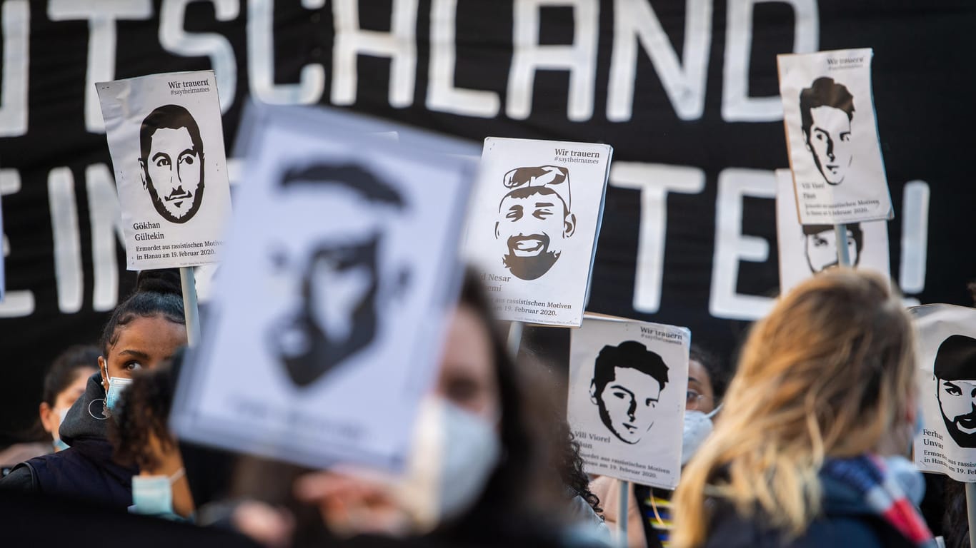 Teilnehmer einer Demonstration in Berlin halten Plakate mit Bildern der Opfer des Anschlags in Hanau in die Höhe: Neun Menschen mit ausländischen Wurzeln starben bei der Tat am 19. Februar 2020.