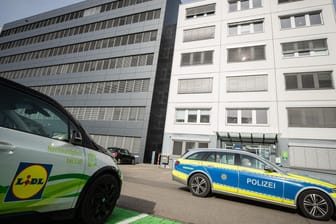 Polizeistreife vor der Lidl-Zentrale in Neckarsulm: Hier explodierte am Mittwoch eine der Briefbomben.