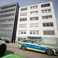 Polizeistreife vor der Lidl-Zentrale in Neckarsulm: Hier explodierte am Mittwoch eine der Briefbomben.