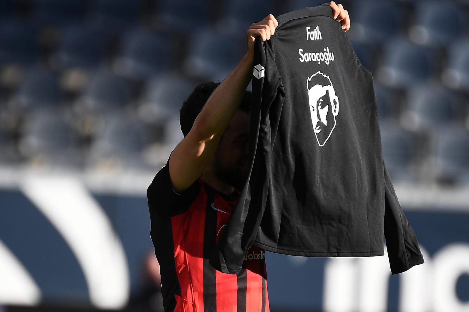 Gedenken an die Opfer des Hanau-Anschlags: Frankfurts Amin Younes hält ein T-Shirt mit dem Konterfei von Fatih Saraçoğlu hoch.