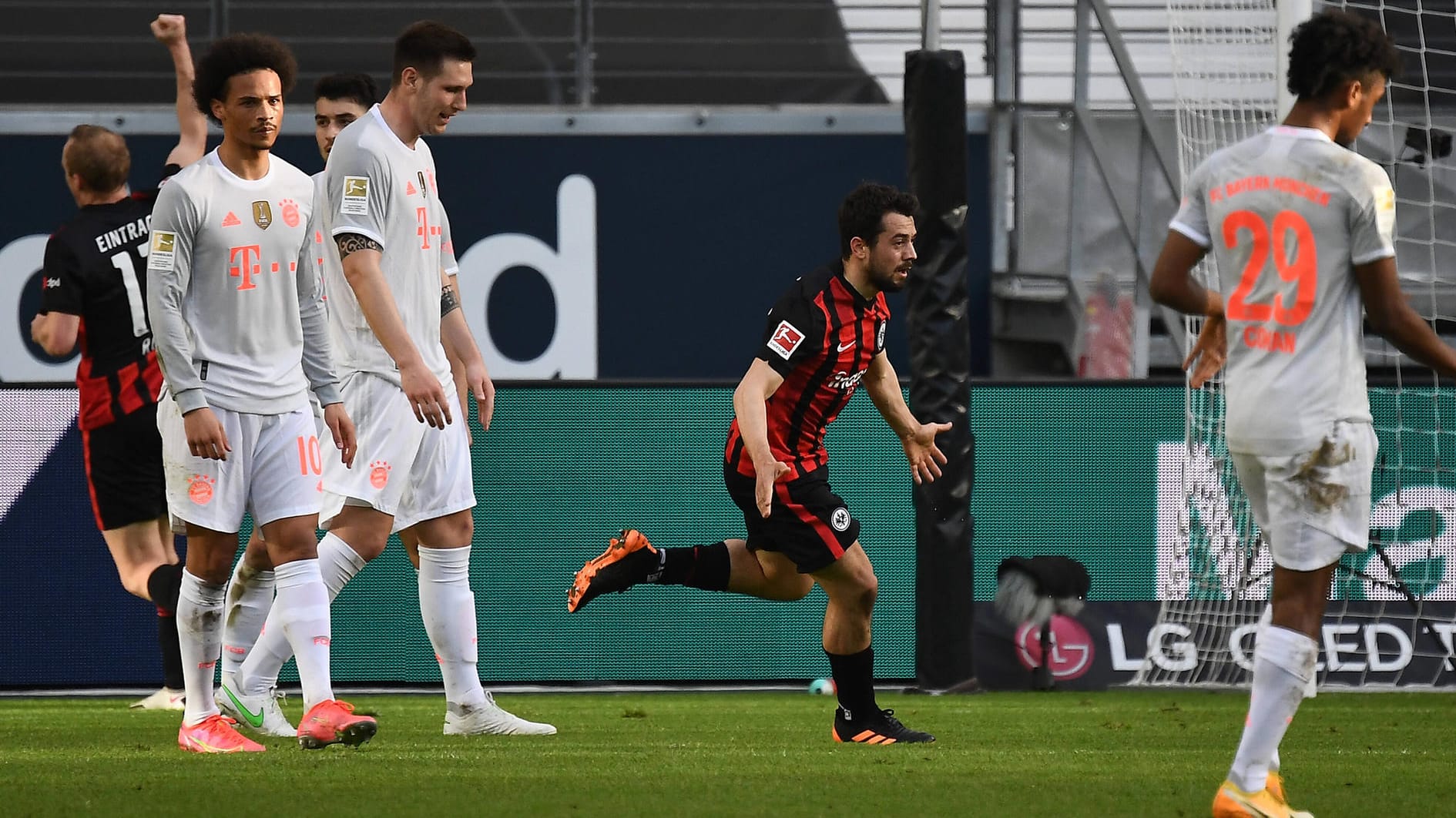 Frankfurts Younes (M.) dreht jubelnd ab, die Bayern (l.) sind enttäuscht.