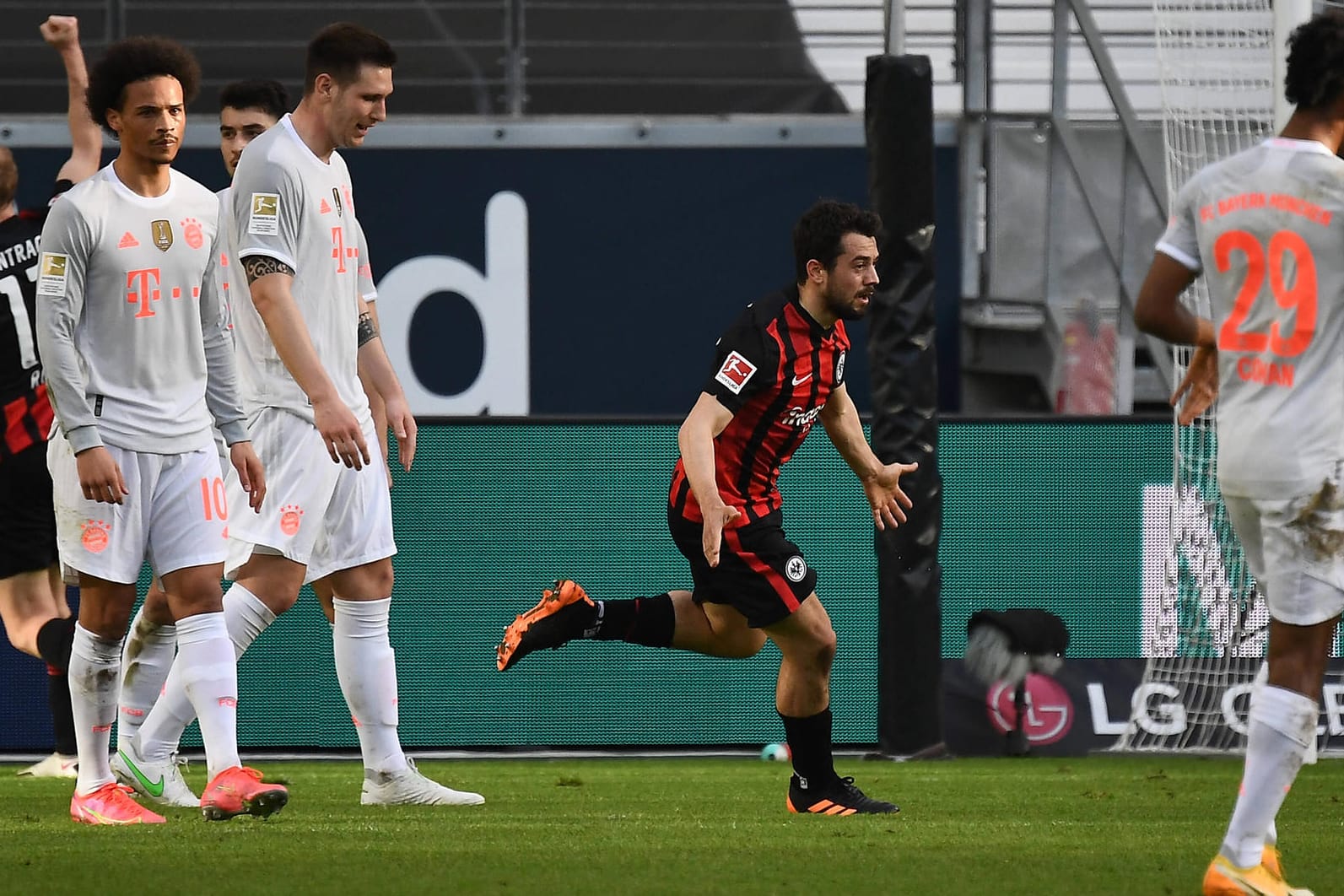 Frankfurts Younes (M.) dreht jubelnd ab, die Bayern (l.) sind enttäuscht.