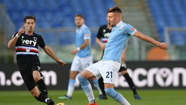 Lazios Sergej Milinkovic (r) im Zweikampf mit Sampdorias Adrien Silva.