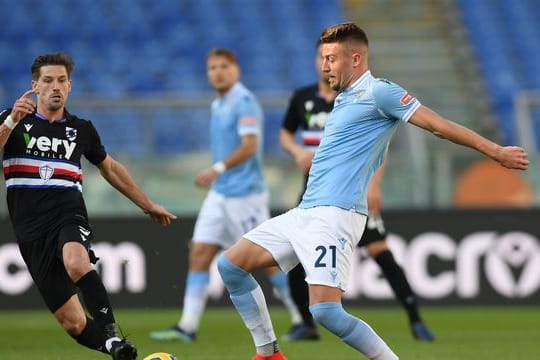 Lazios Sergej Milinkovic (r) im Zweikampf mit Sampdorias Adrien Silva.