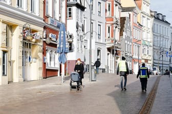 Ordnungshüter auf Streife: In der Flensburger Innenstadt patrouillieren Ordnungsämter und Polizei.