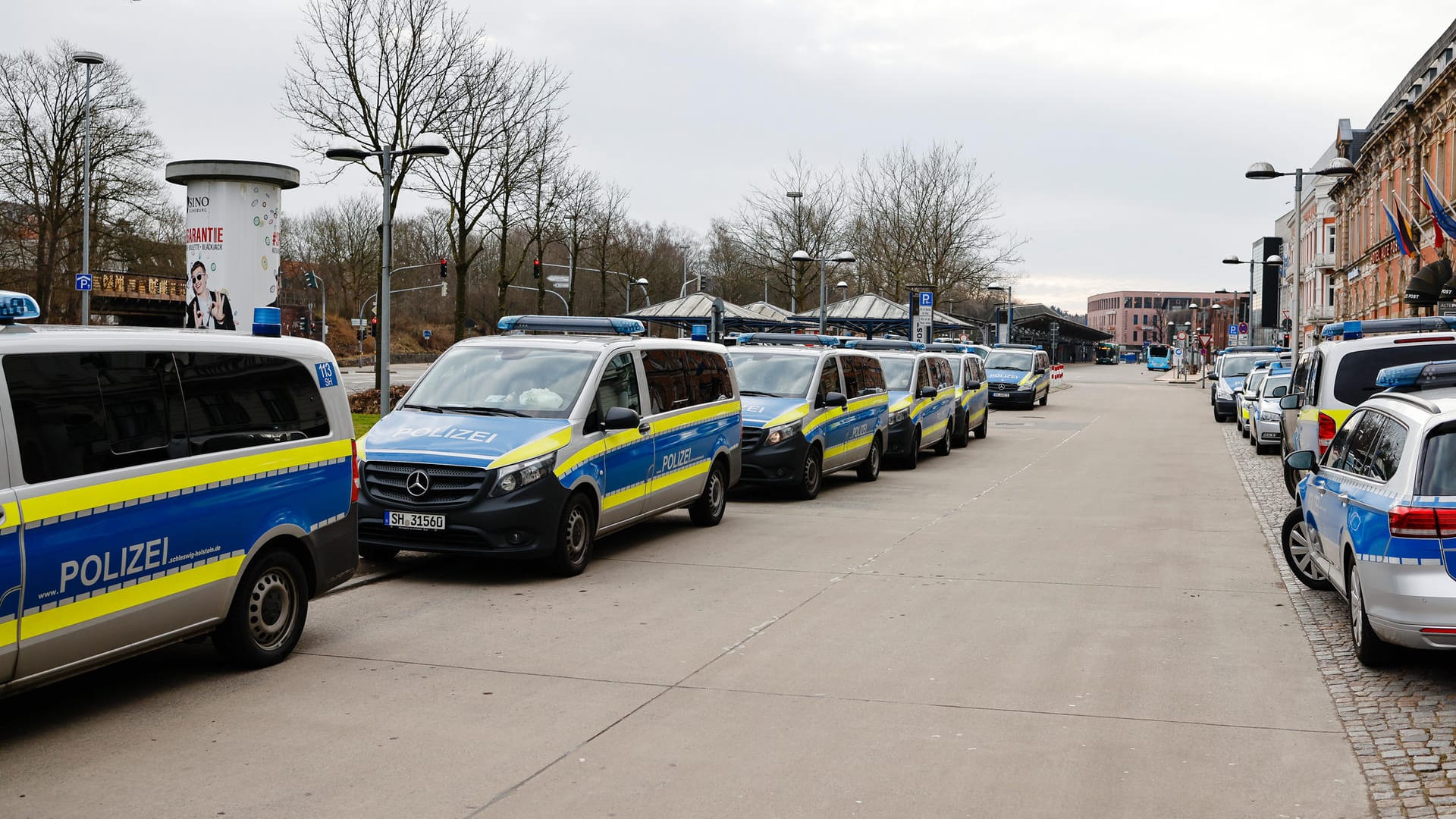 Einsatzwagen in der Flensburger Innenstadt am Samstag: Die Polizei erhöhte die Präsenz, in der Nacht zu Samstag blieb aber alles ruhig. .