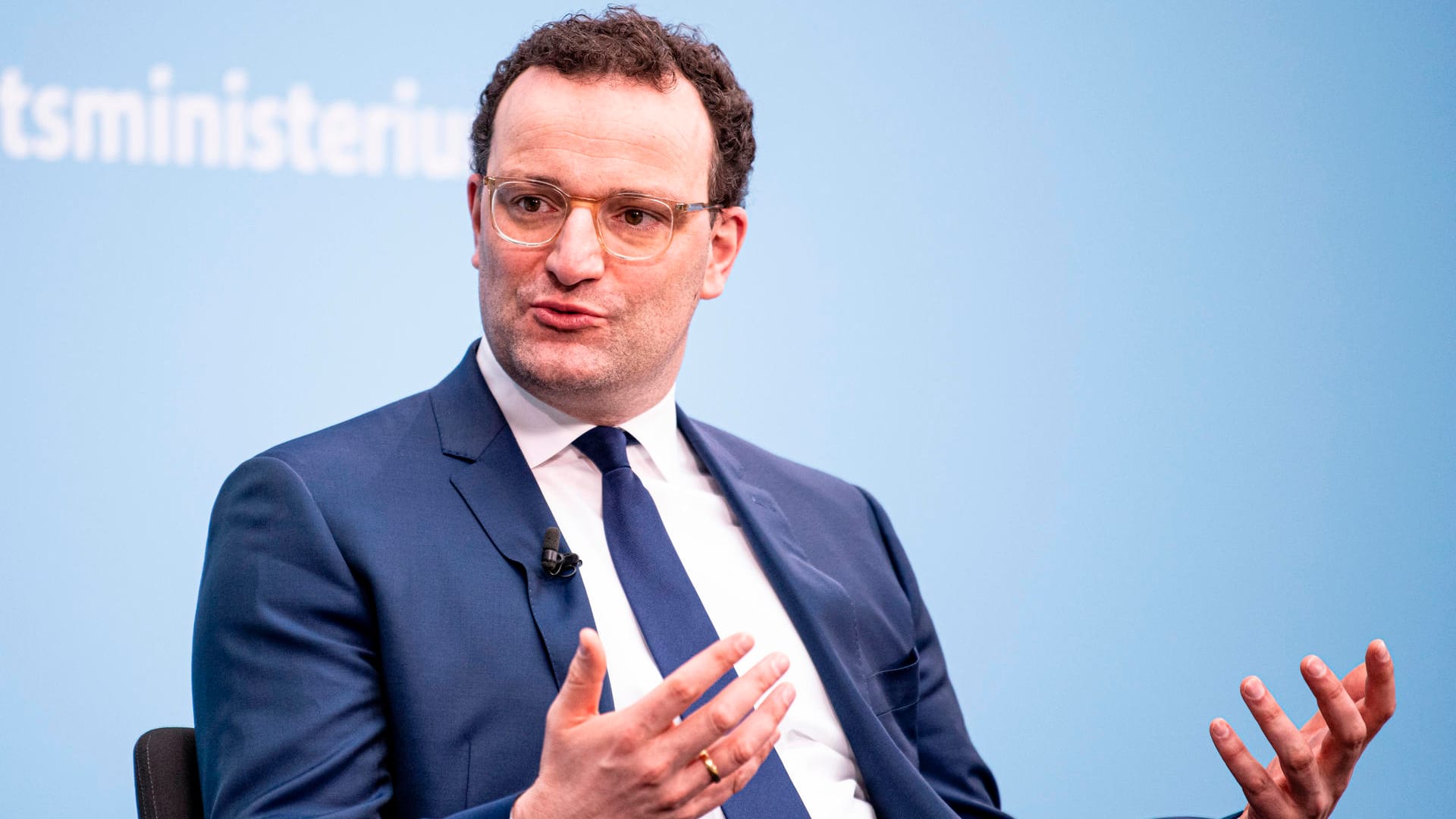 Jens Spahn: Der Gesundheitsminister will Lehrer und Erzieher im Rahmen der Schul- und Kitaöffnungen bei den Impfungen stärker priorisieren. Jens Spahn: Der Gesundheitsminister will Lehrer und Erzieher im Rahmen der Schul- und Kitaöffnungen bei den Impfungen stärker priorisieren.