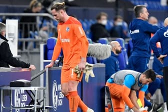 Schalkes Torwart Ralf Fährmann geht verletzt vom Platz.