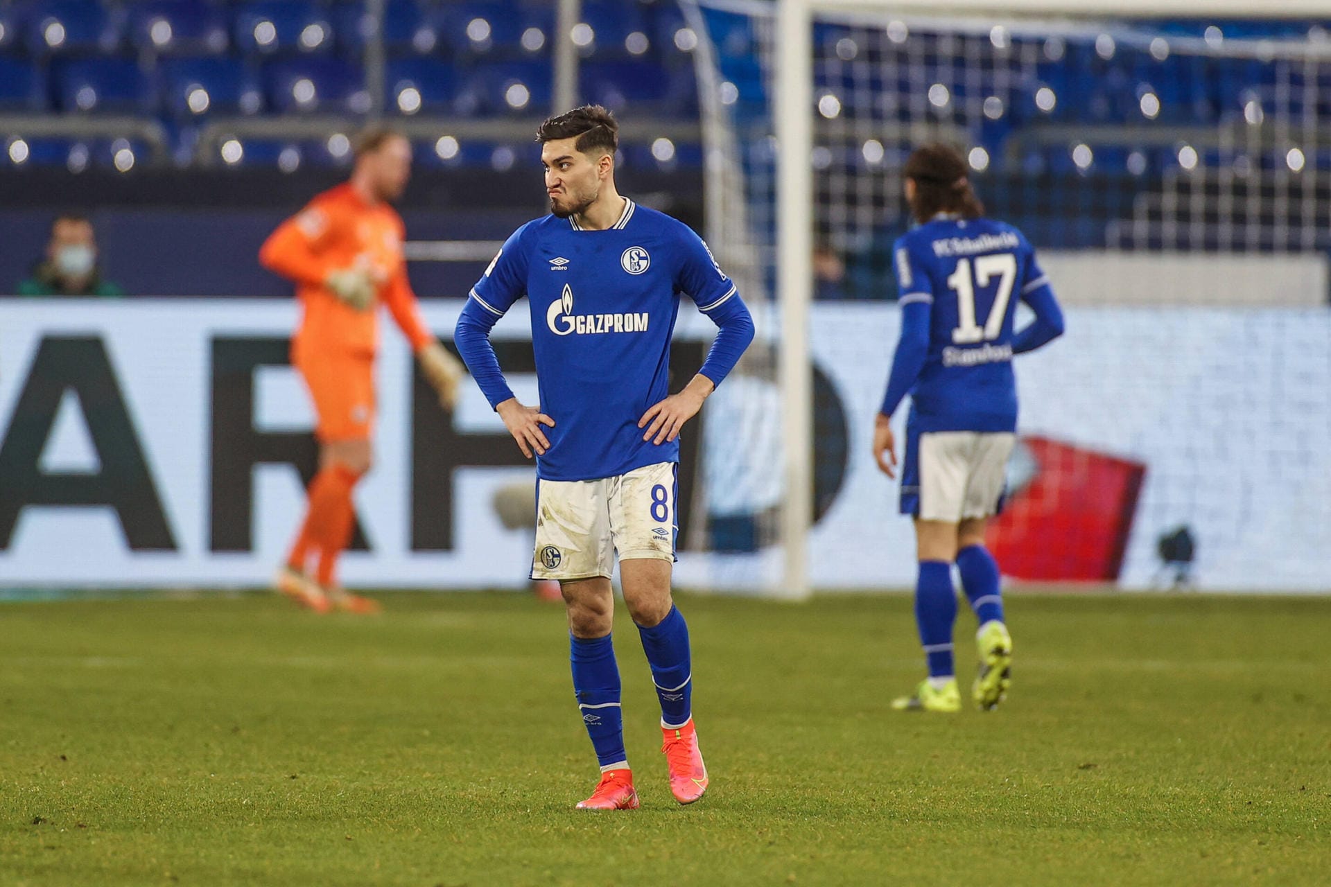 Desaströses Revierderby gegen Borussia Dortmund: Der FC Schalke 04 taumelt immer weiter dem Abstieg entgegen. Gegen den BVB erwischten nur ganz wenige Königsblaue Normalform. Die Einzelkritik.