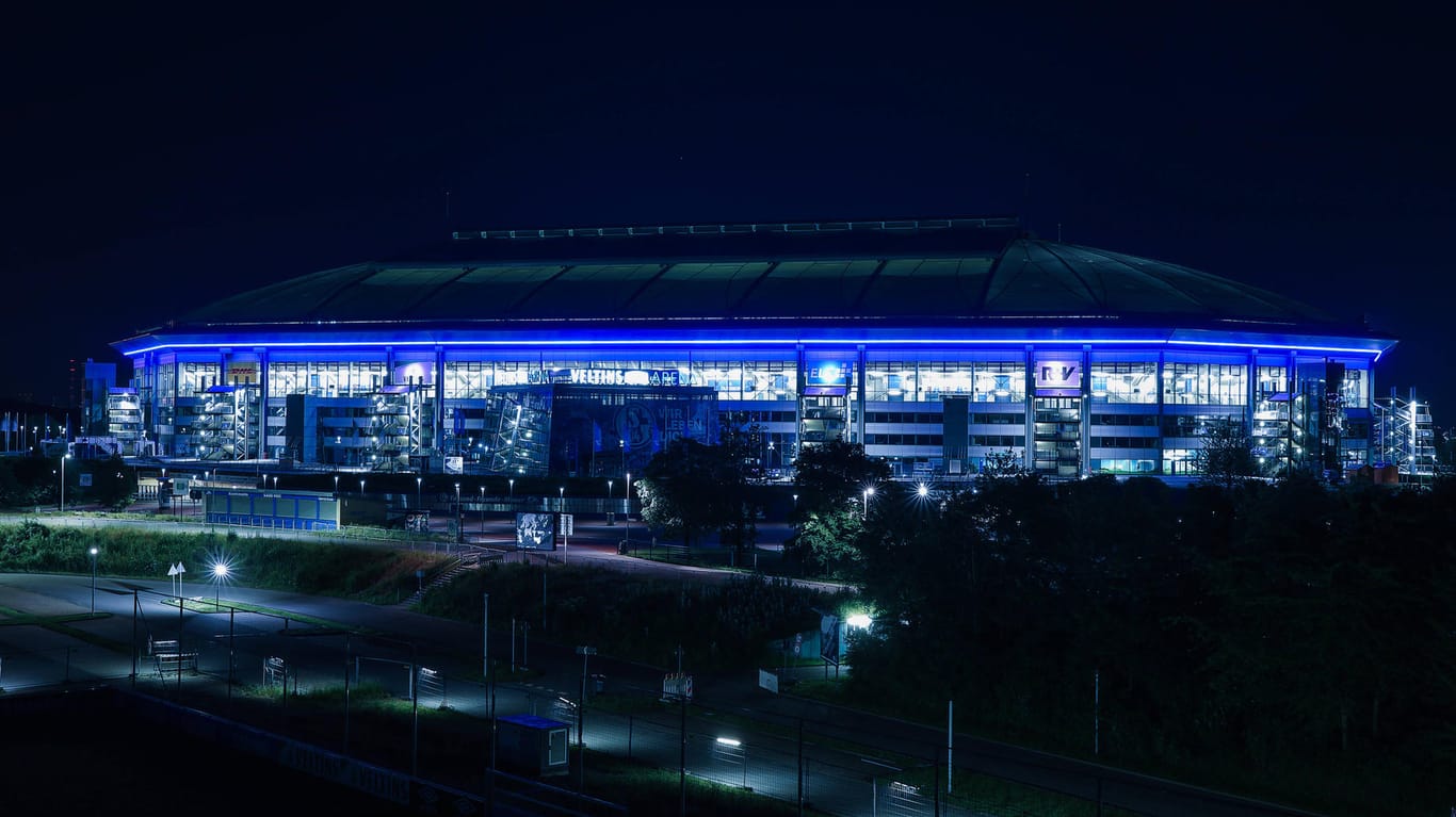 Das Schalker Stadion bei Nacht: Nach dem Revierderby gab es vor der Arena Ausschreitungen.