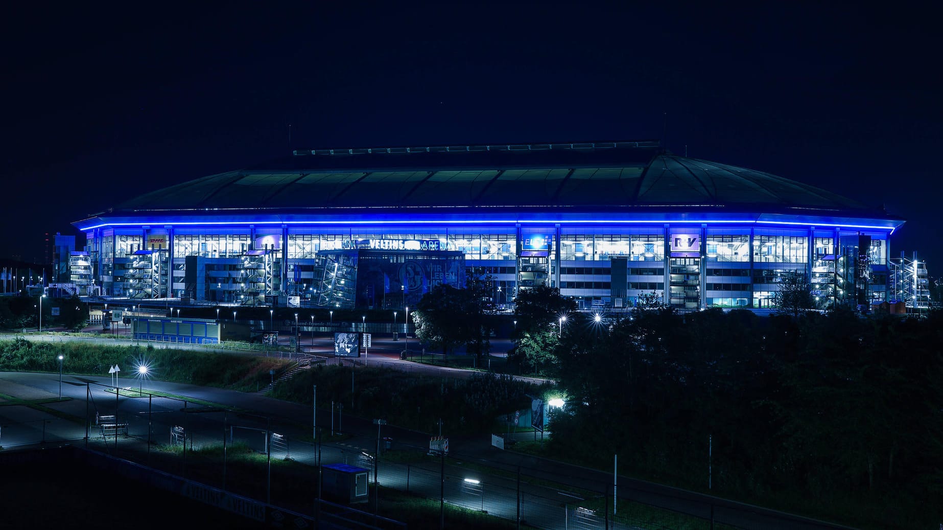 Das Schalker Stadion bei Nacht: Nach dem Revierderby gab es vor der Arena Ausschreitungen. Das Schalker Stadion bei Nacht: Nach dem Revierderby gab es vor der Arena Ausschreitungen.
