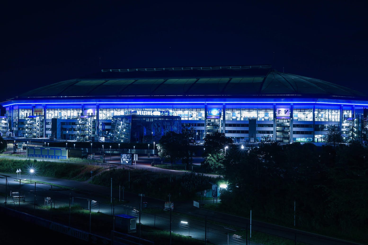 Das Schalker Stadion bei Nacht: Nach dem Revierderby gab es vor der Arena Ausschreitungen.