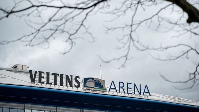 Die Fans von FC Schalke 04 haben sich nach dem 0:4 (0:2) im Revierderby gegen Borussia Dortmund Medienberichten zufolge vor dem Stadion versammelt. Die Fans von FC Schalke 04 haben sich nach dem 0:4 (0:2) im Revierderby gegen Borussia Dortmund Medienberichten zufolge vor dem Stadion versammelt.