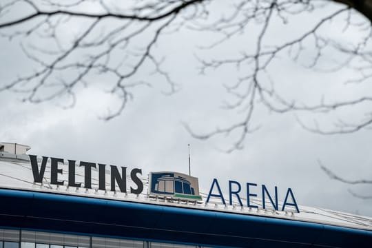 Die Fans von FC Schalke 04 haben sich nach dem 0:4 (0:2) im Revierderby gegen Borussia Dortmund Medienberichten zufolge vor dem Stadion versammelt.