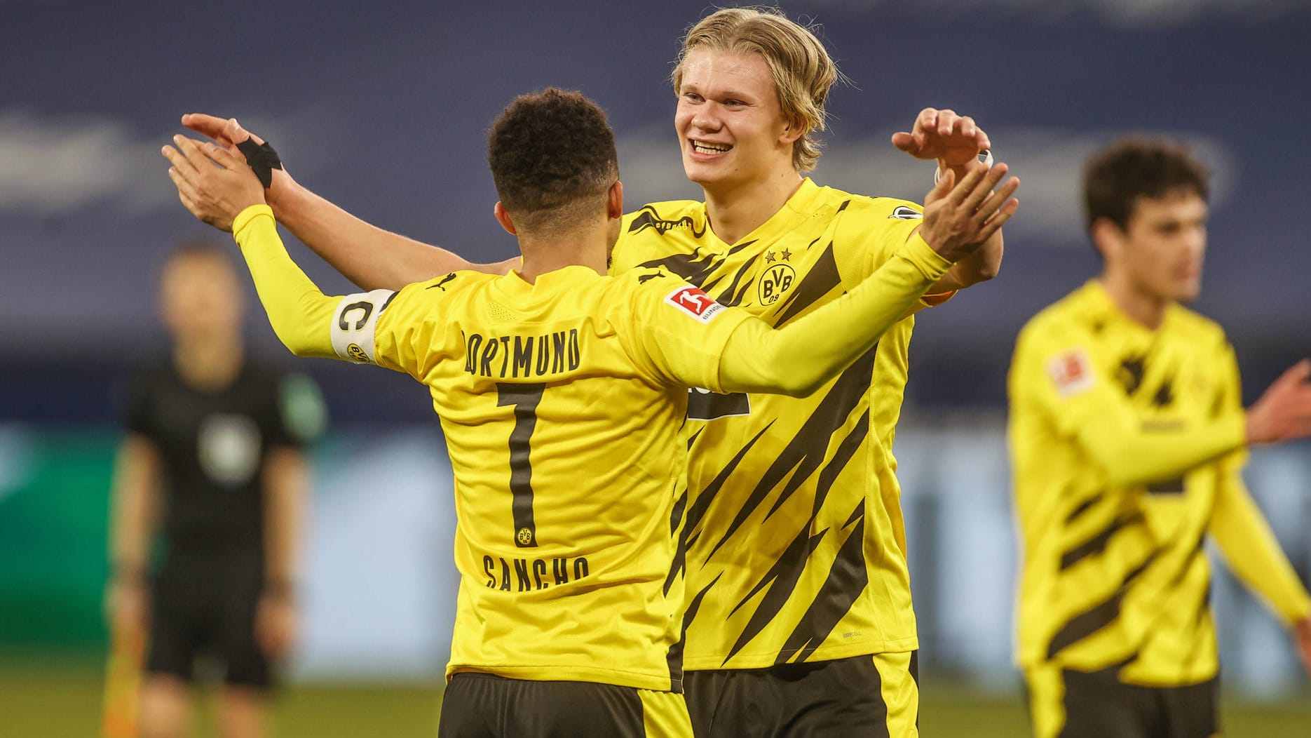 Starke Vorstellung: Dortmunds Sancho und Haaland feiern den Derbysieg. Starke Vorstellung: Dortmunds Sancho und Haaland feiern den Derbysieg.
