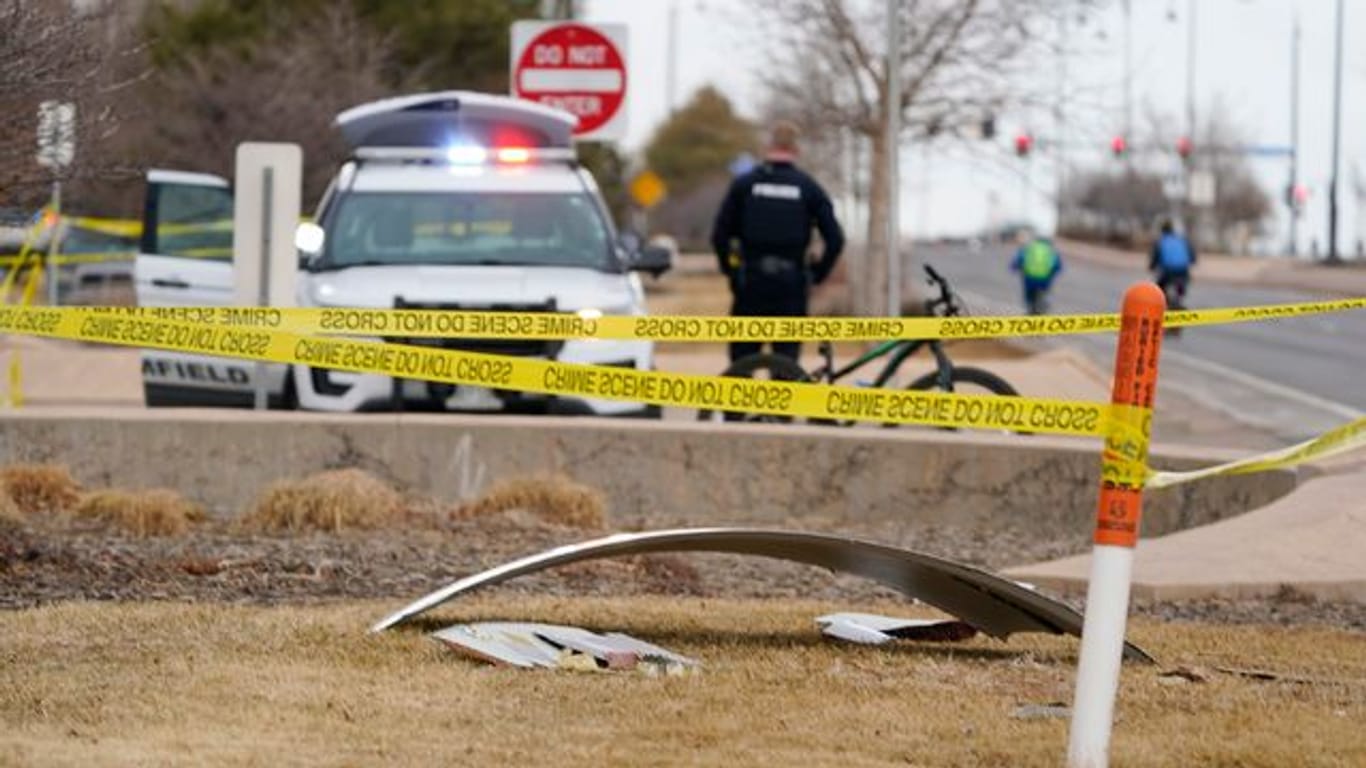 Ein Trümmerteil eines Flugzeugs liegt auf einer mit Polizeiband abgesperrten Fläche in Broomfield im US-Bundesstaat Colorado.