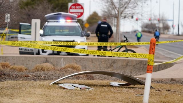 Ein Trümmerteil eines Flugzeugs liegt auf einer mit Polizeiband abgesperrten Fläche in Broomfield im US-Bundesstaat Colorado. Ein Trümmerteil eines Flugzeugs liegt auf einer mit Polizeiband abgesperrten Fläche in Broomfield im US-Bundesstaat Colorado.