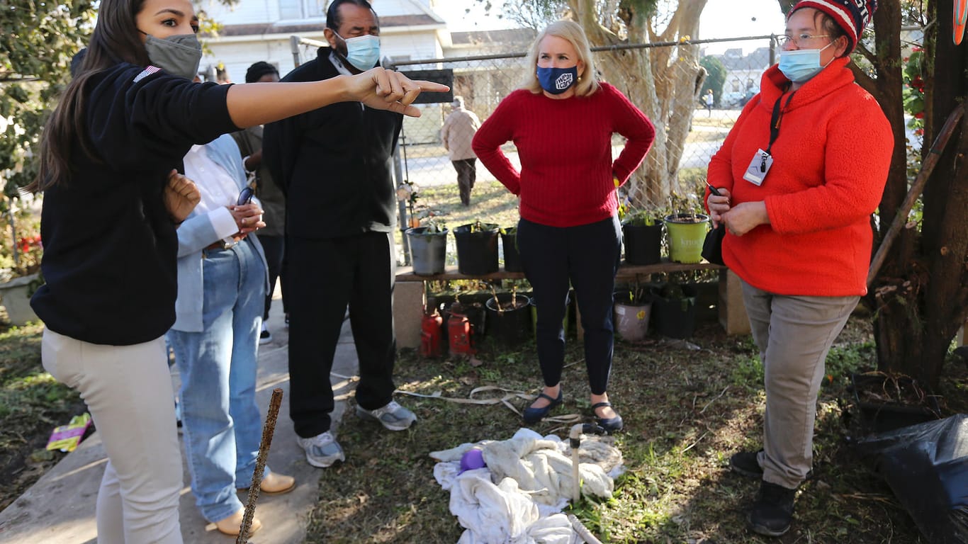 Die US-Abgeordnete Alexandria Ocasio-Cortez (links) spricht mit von der Kältewelle betroffenen Bewohnern in Texas (Archivild). Jetzt kommen Strom und Wasser zurück.